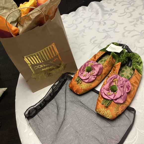 MACKENZIE. CHILD. SLIPPERS. ORNATE. DUST BAG TOO MUST SEE RARE LARGE - Picture 1 of 12